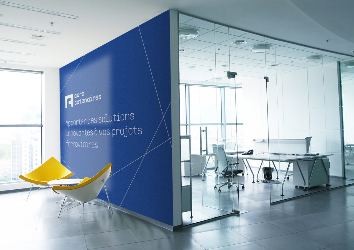 Identité visuelle Aura Caténaires en environnement de bureau